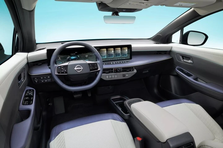Không gian bên trong Nissan Leaf với màn hình kép 14,3 inch và hệ thống âm thanh vòm tích hợp.