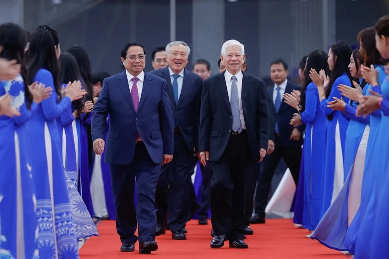 Chương trình nghệ thuật chính luận "Thủ tướng Phạm Văn Đồng - Trọn đời vì nước vì dân"- Ảnh 1. Chương trình nghệ thuật chính luận "Thủ tướng Phạm Văn Đồng - Trọn đời vì nước vì dân"- Ảnh 1.