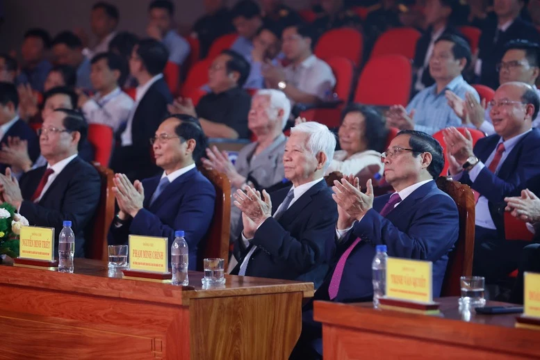 Chương trình nghệ thuật chính luận "Thủ tướng Phạm Văn Đồng - Trọn đời vì nước vì dân"- Ảnh 2. Chương trình nghệ thuật chính luận "Thủ tướng Phạm Văn Đồng - Trọn đời vì nước vì dân"- Ảnh 2.