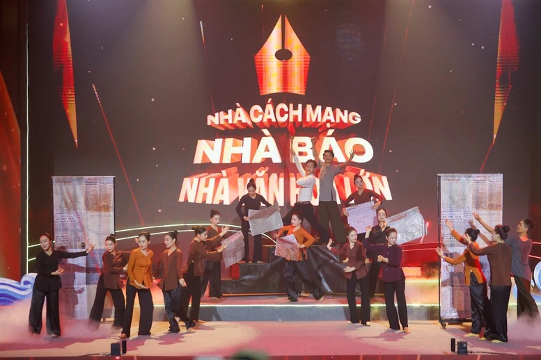 Chương trình nghệ thuật chính luận "Thủ tướng Phạm Văn Đồng - Trọn đời vì nước vì dân"- Ảnh 4. Chương trình nghệ thuật chính luận "Thủ tướng Phạm Văn Đồng - Trọn đời vì nước vì dân"- Ảnh 4.
