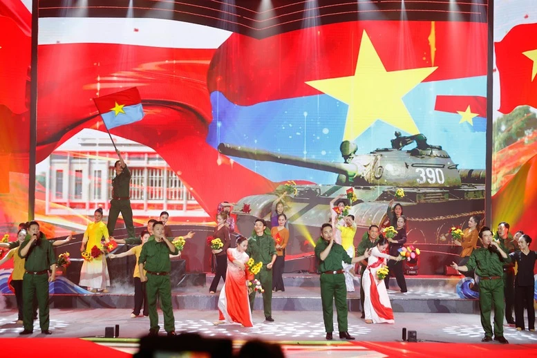 Chương trình nghệ thuật chính luận "Thủ tướng Phạm Văn Đồng - Trọn đời vì nước vì dân"- Ảnh 6. Chương trình nghệ thuật chính luận "Thủ tướng Phạm Văn Đồng - Trọn đời vì nước vì dân"- Ảnh 6.