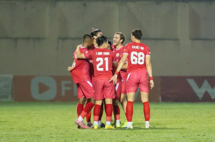 Các cầu thủ Công an Hà Nội ăn mừng sau một trận thắng tại V-League 2025 - 2026. Ảnh: VPF. cong-an-ha-noi-but-toc-the-cong-vietel-bam-duoi-2.jpg