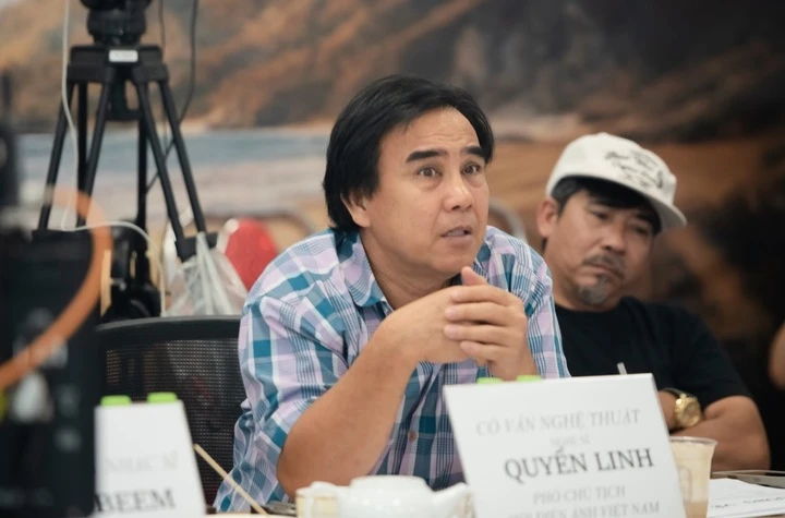 NSƯT Quyền Linh trực tiếp thị phạm cho thí sinh.