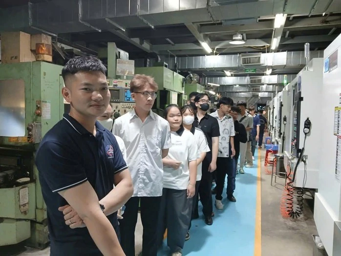 Sinh viên khoa Cơ khí đi trải nghiệm doanh nghiệp đầu khóa tại Công ty TNHH MTV Cơ khí chính xác và Thương mại Nhật Nam. Ảnh: NTCC picture13.jpg