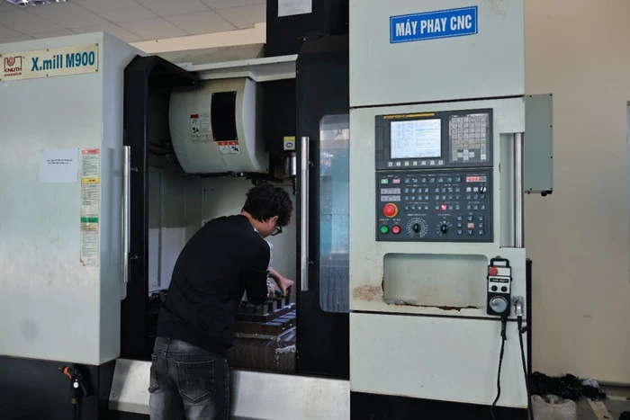 Sinh viên khoa Cơ khí thực hành gia công trên máy phay CNC. Ảnh: NTCC picture15.jpg