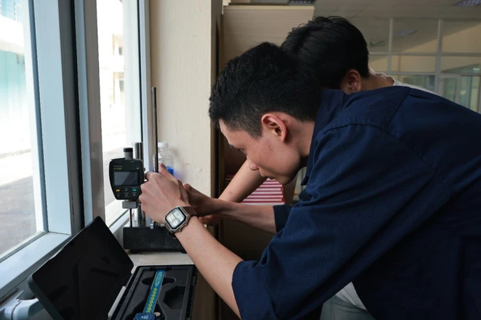 Sinh viên khoa Cơ khí thực hành đo kiểm tra sản phẩm. Ảnh: NTCC picture16.jpg
