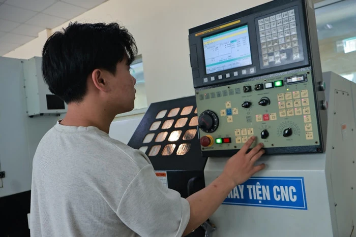 Sinh viên khoa Cơ khí thực tập sản xuất tại doanh nghiệp. Ảnh: NTCC picture17.jpg