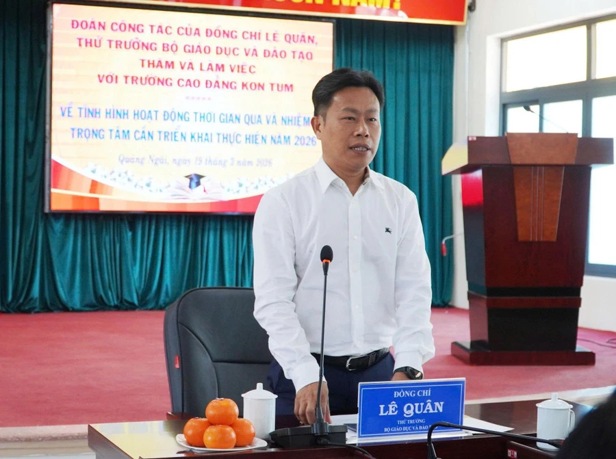 Thứ trưởng Bộ GD&ĐT Lê Quân làm việc với Trường Cao đẳng Kon Tum. Ảnh: Thanh Thanh