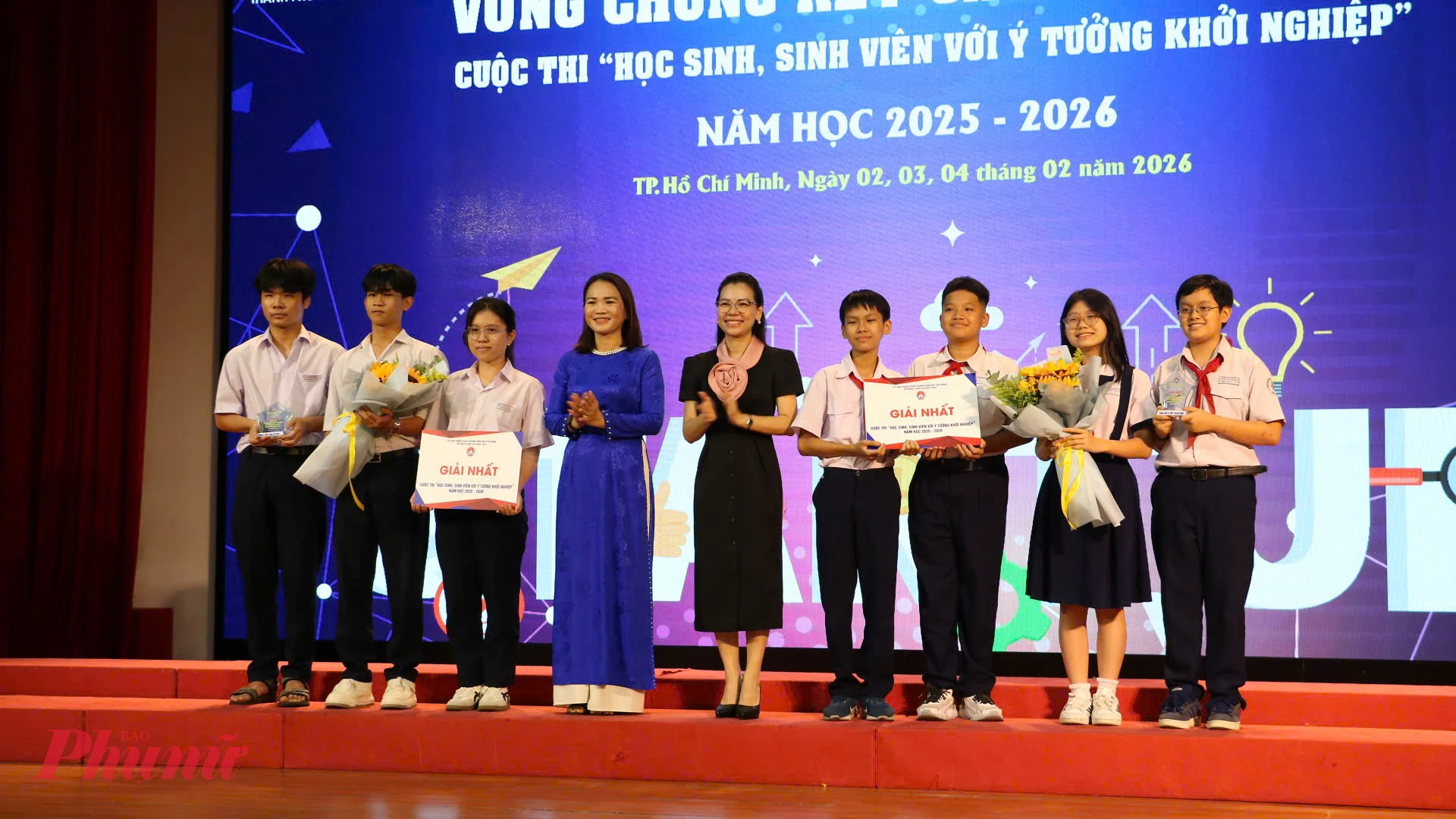 Ban tổ chức trao giải Nhất cho các đội thi tại cuộc thi Học sinh, học viên, sinh viên với ý tưởng khởi nghiệp TPHCM - Ảnh: Trang Thư