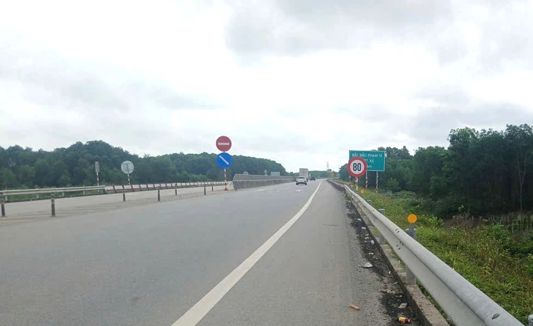 Điều chỉnh tốc độ, giảm ùn tắc cao tốc Cam Lộ-La Sơn - Ảnh 1.