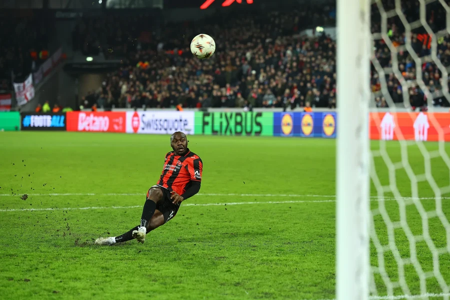 Edward Chilufya trượt chân, sút bóng vọt xà ngang khiến đại diện Đan Mạch ‘tự thua’ trước Nottingham Forest ở vòng 1/8 Champions League. 3.png