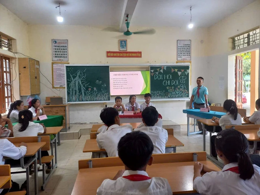 Thầy trò Trường Phổ thông Dân tộc Bán trú THCS Nậm Cắn (Nghệ An).