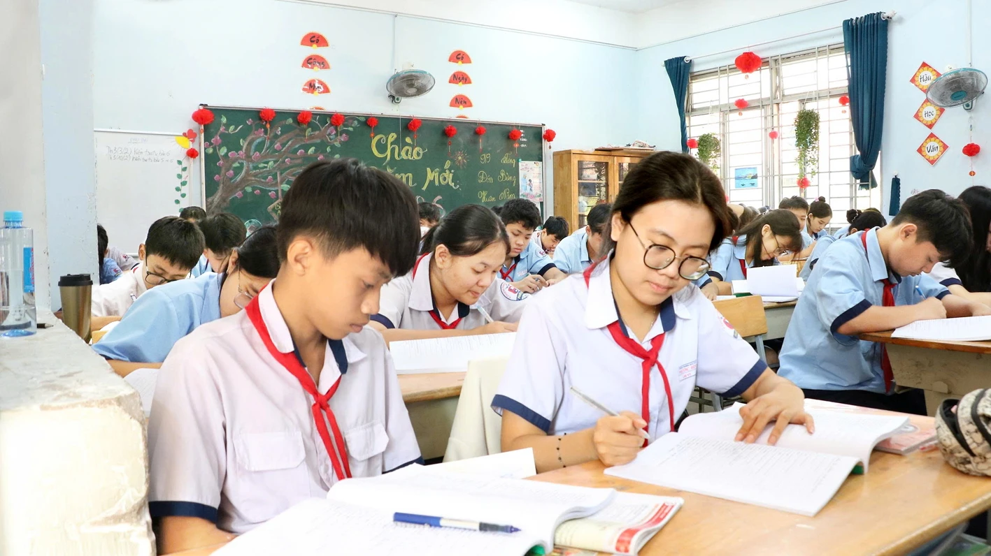 Học sinh lớp Chín Trường THCS Phước Bình trong giờ học môn tiếng Anh