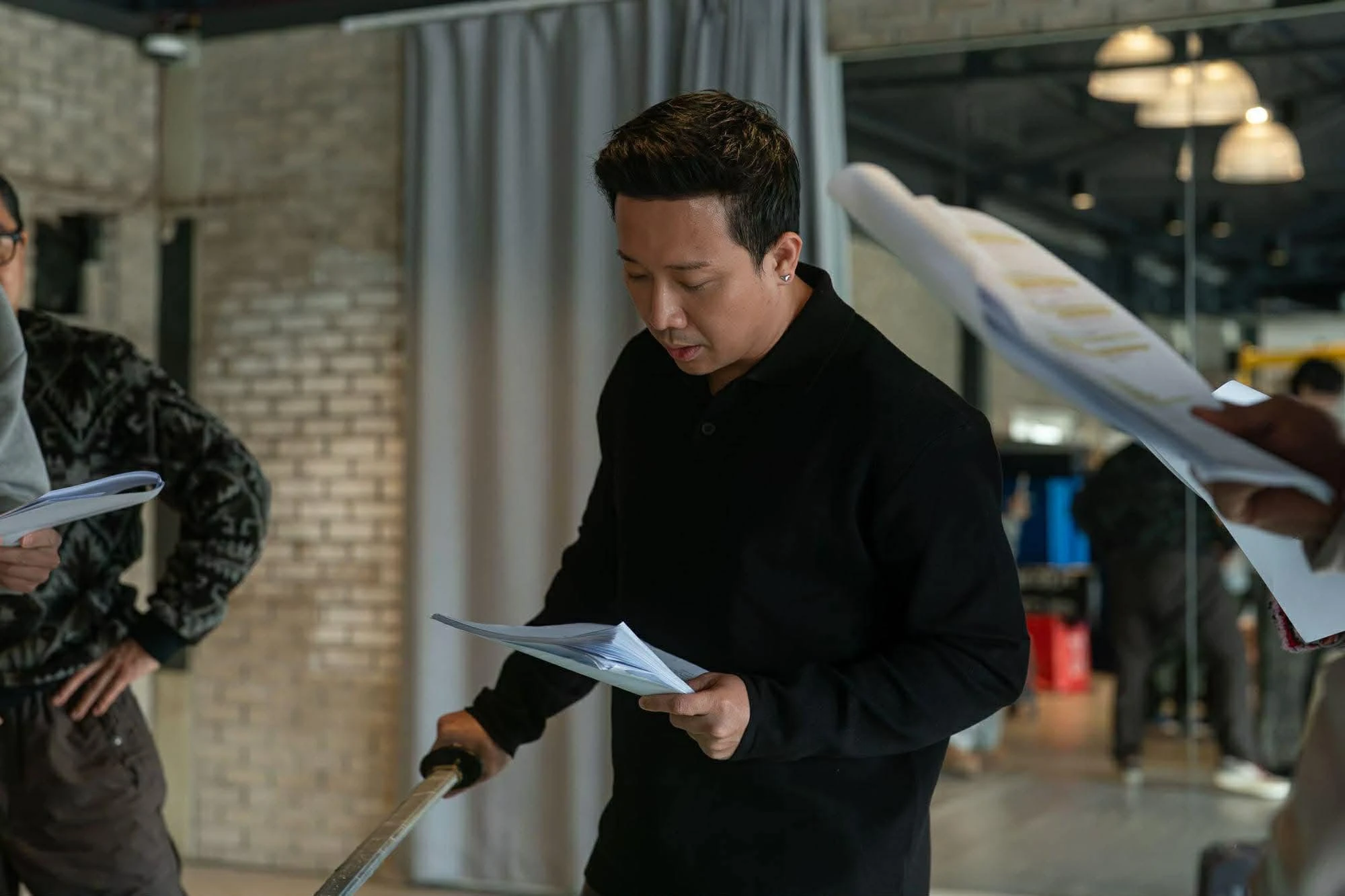 Trấn Thành tại buổi đọc kịch bản cùng ê-kíp sản xuất bom tấn phim lịch sử của Hàn Quốc