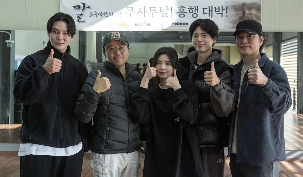 Diễn viên Park Bo Gum (thứ 2 từ trái sang) cùng các đồng nghiệp cũng có mặt tại buổi đọc kịch bản