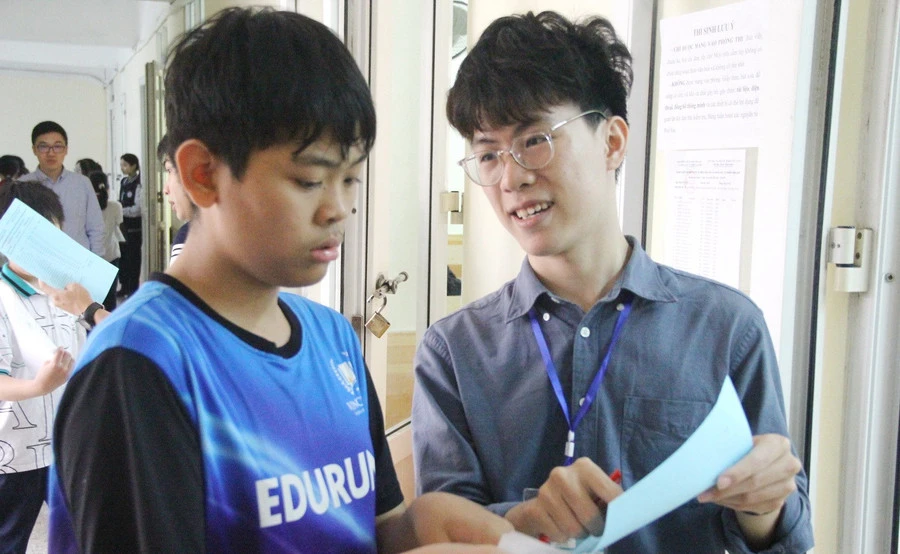 Thí sinh được giám thị hướng dẫn nhiệt tình trước khi vào phòng thi.