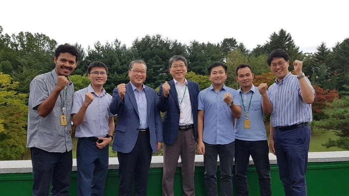 Tiến sĩ Giáp Văn Tiến (thứ hai từ trái sang) cùng giáo sư, viện trưởng và các thành viên trong nhóm nghiên cứu tại Viện Máy và Vật liệu Hàn Quốc. Ảnh: NVCC.