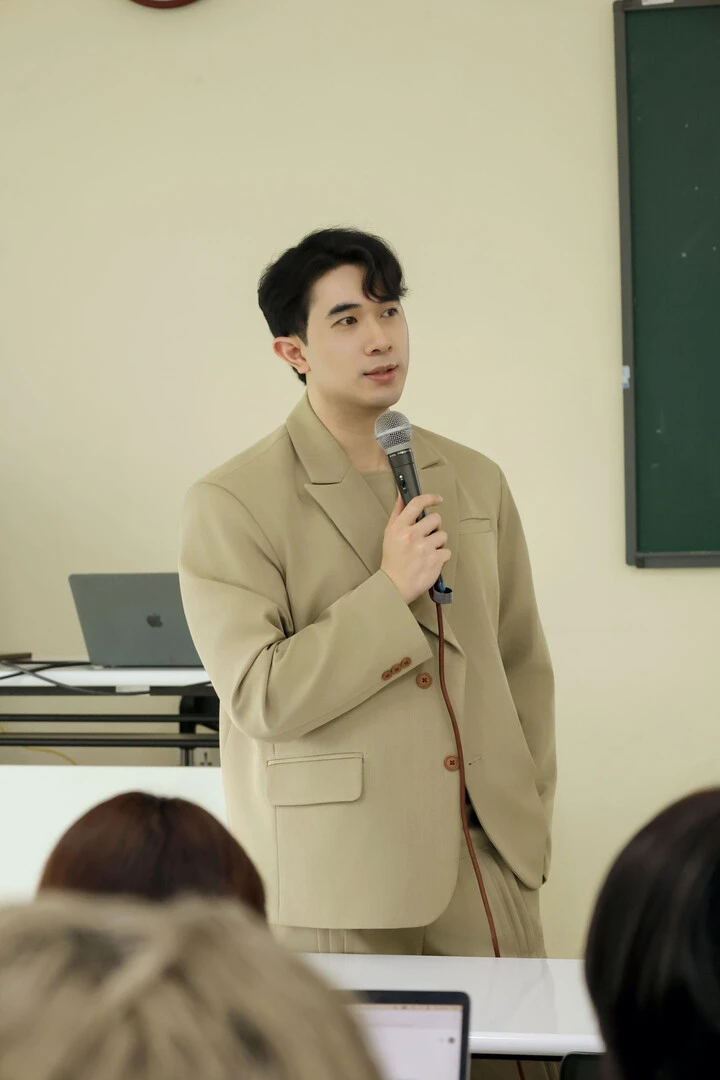 Cùng với việc giảng dạy và làm truyền hình, Ngô Công Lưu cũng là nghiên cứu sinh tiến sĩ tại Trường Đại học Khoa học Xã hội và Nhân văn, Đại học Quốc gia Hà Nội. (Ảnh: NVCC)