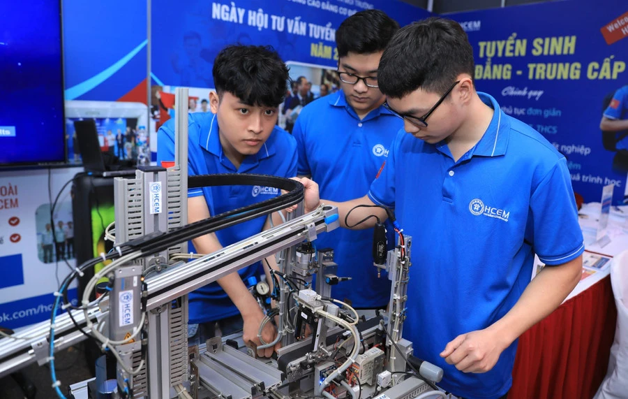 Hoạt động trải nghiệm tại Ngày hội tư vấn tuyển sinh, hướng nghiệp tại Đại học Bách khoa Hà Nội năm 2025. Ảnh: Nam Trần