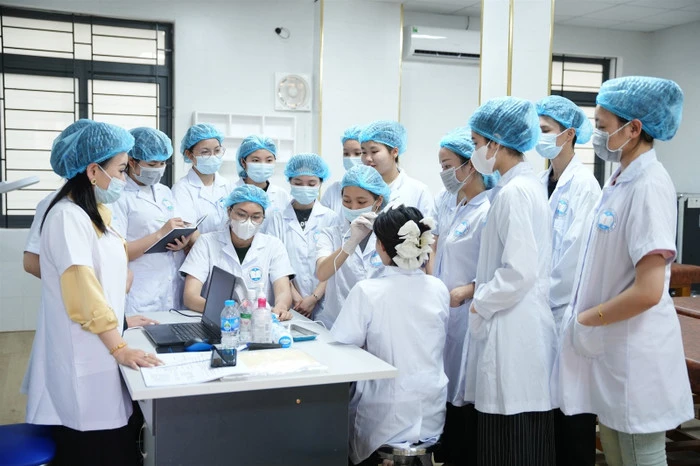 Sinh viên Trường Cao đẳng Y tế Hà Đông trong tiết thực hành. Ảnh: website nhà trường