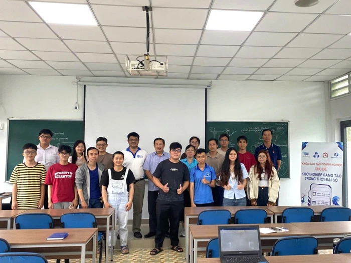 Khóa đào tạo “Khởi nghiệp sáng tạo trong thời đại số do Trung tâm Ươm tạo Doanh nghiệp Công nghệ, Trường Đại học Bách Khoa, Đại học Quốc gia Thành phố Hồ Chí Minh tổ chức.