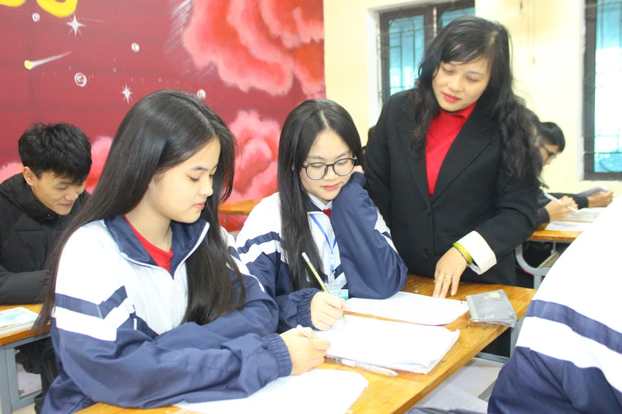 Giáo viên Trường THPT Cẩm Bình (Hà Tĩnh) ôn tập kiến thức cho học sinh lớp 12.