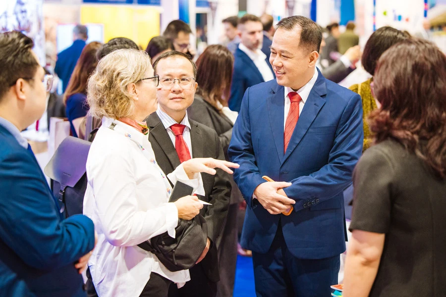 Nhiều cuộc gặp gỡ, trao đổi giữa các cơ sở giáo dục đại học Việt Nam và đối tác quốc tế diễn ra sôi động tại APAIE 2026. Ảnh: BTC