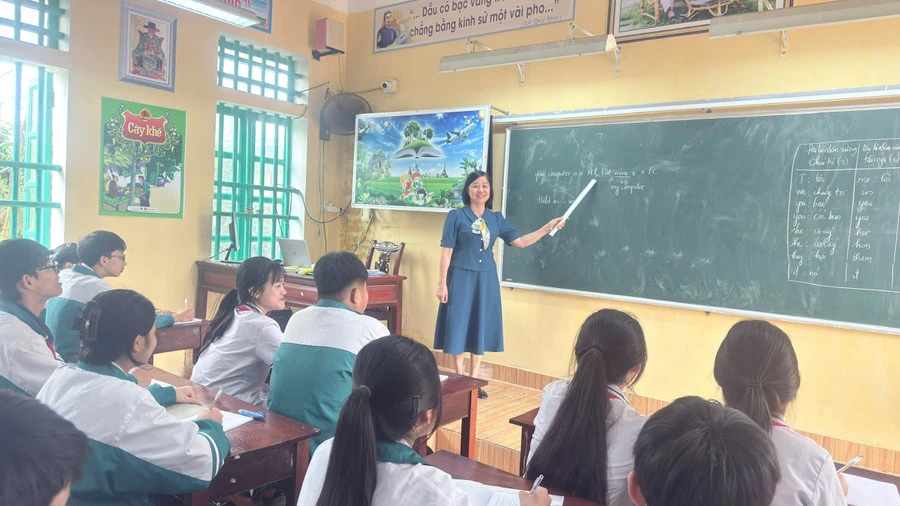 Cô và trò Trường THCS Hải Xuân (Ninh Bình) trong một giờ học. 