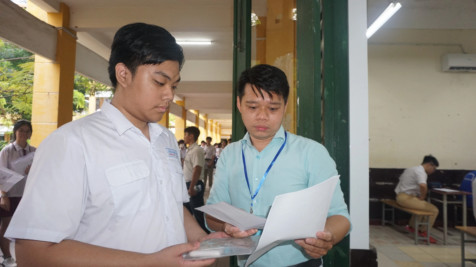 Thí sinh dự thi tại điểm thi Trường THPT Truwngh Vương - ẢNh: T.T.