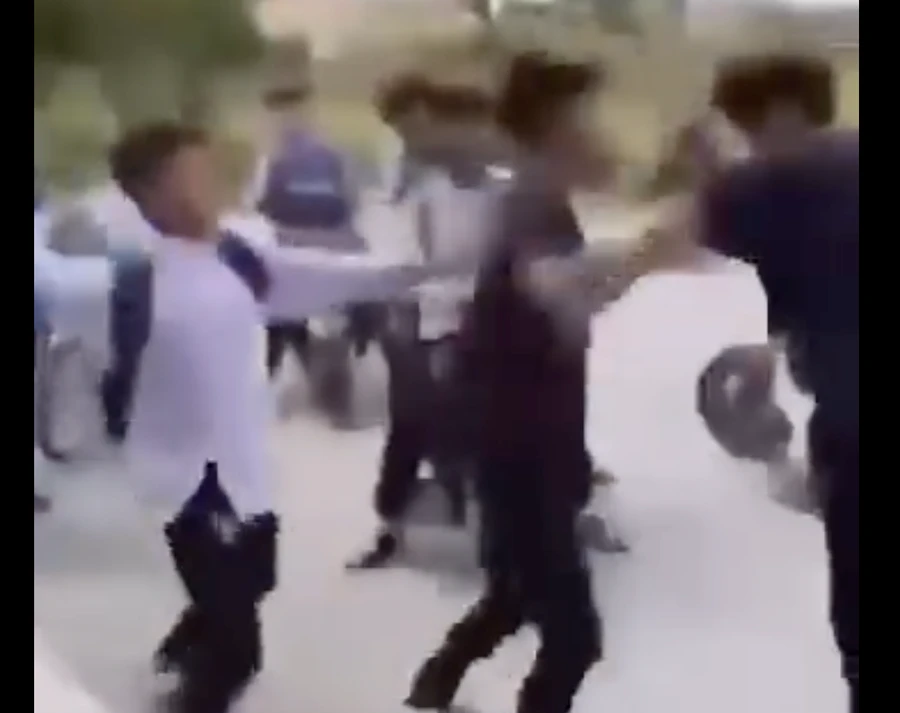 Học sinh một trường THPT ở Hưng Yên đánh nhau thời gian gần đây. (Ảnh cắt từ video)