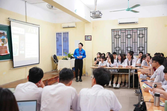 Thầy và trò Trường Trung học phổ thông Huỳnh Thúc Kháng trong 1 tiết học. Ảnh nhà trường từng cung cấp.