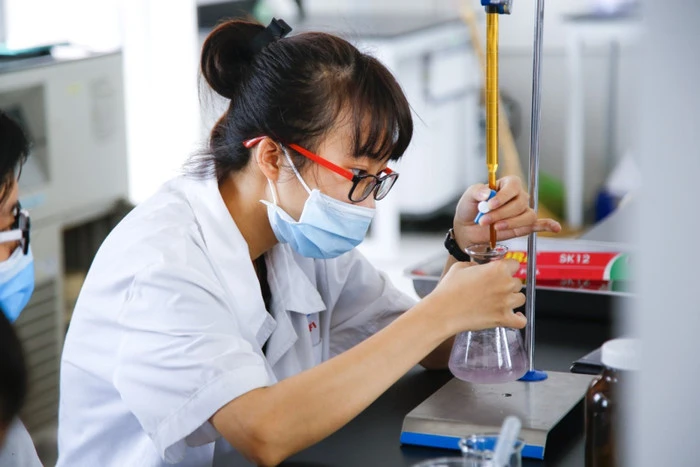 Ngành Công nghệ kỹ thuật Hóa học là một trong những ngành đào tạo mũi nhọn, đáp ứng nhu cầu ngày càng cao của nền công nghiệp quốc gia. Ảnh: Website Trường Đại học Công Thương Thành phố Hồ Chí Minh.