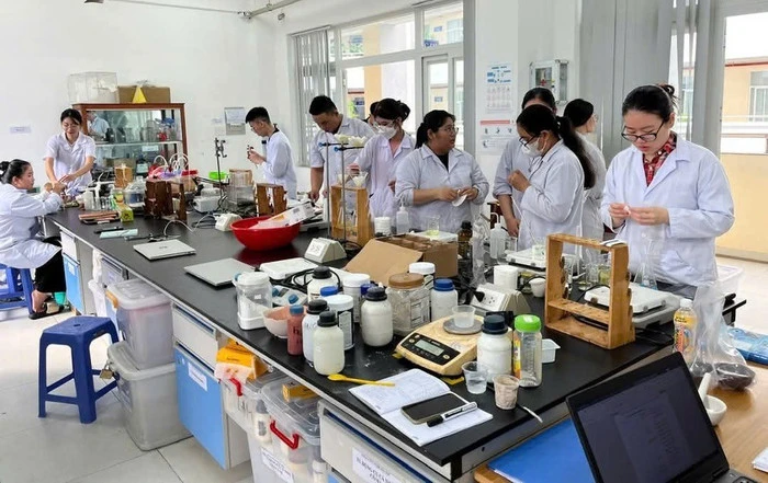 Sinh viên ngành Công nghệ kỹ thuật hóa học. Ảnh: Website Trường Đại học Công Thương Thành phố Hồ Chí Minh.