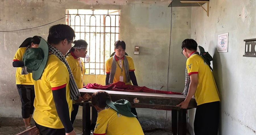 Sinh viên Trường ĐH Thủ Dầu Một dọn dẹp nhà cửa cho gia đình chính sách trong khuôn khổ Chiến dịch Xuân tình nguyện 2026. Ảnh: TDMU