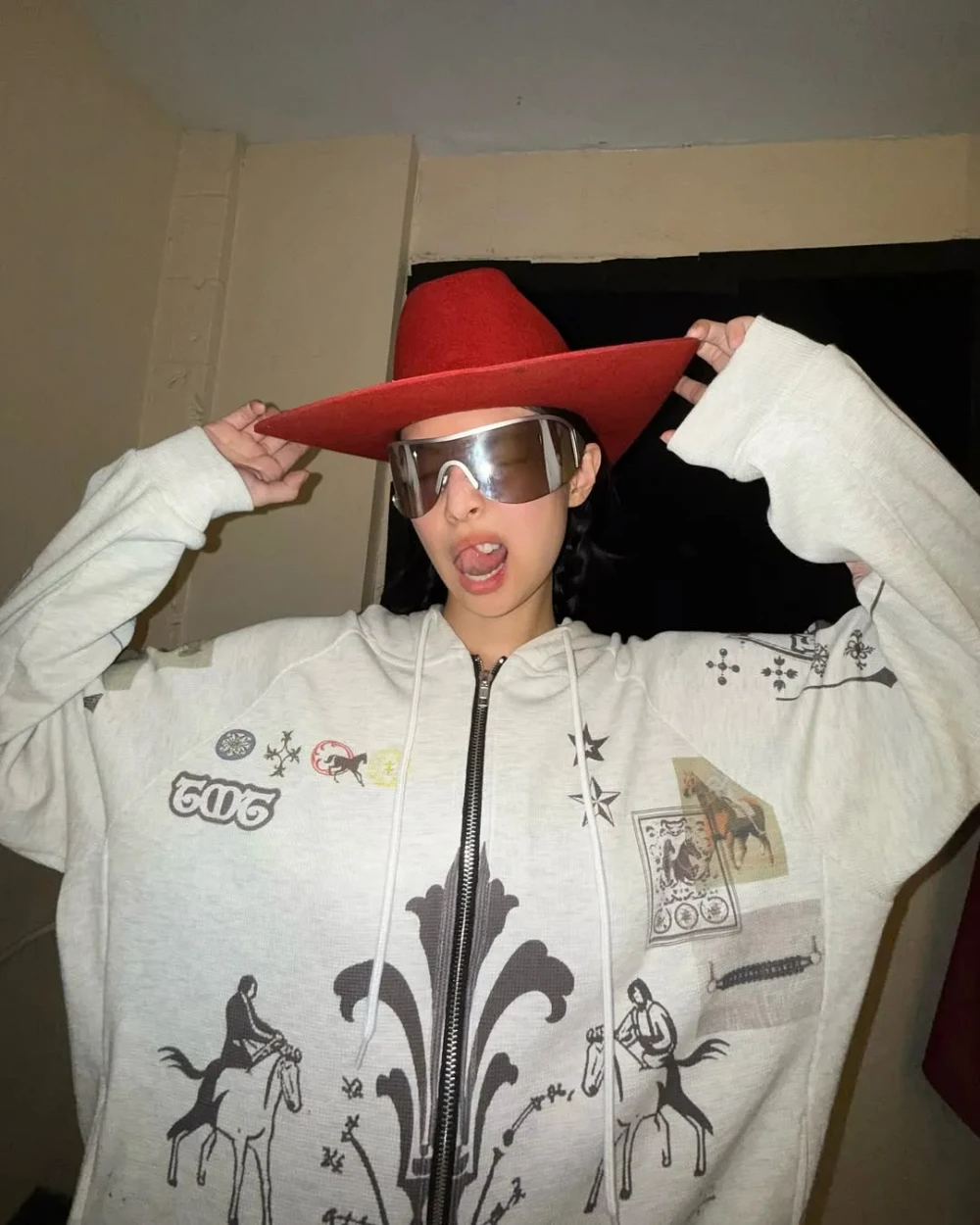 Những thiết kế kính ôm sát khuôn mặt bản lớn là sự giao thoa giữa thời trang và tính ứng dụng. Phần tròng cong ôm theo đường nét gương mặt giúp tạo cảm giác liền mạch, đồng thời mang đến vẻ ngoài năng động, khỏe khoắn. Ban đầu, kiểu kính này gắn liền với thời trang thể thao và các hoạt động ngoài trời, nhưng ngày nay đã bước hẳn vào đời sống thời trang thường nhật. Trở thành lựa chọn yêu thích của những người trẻ yêu sự tiện lợi nhưng không muốn đánh đổi yếu tố thẩm mỹ - Ảnh: @jennierubyjane