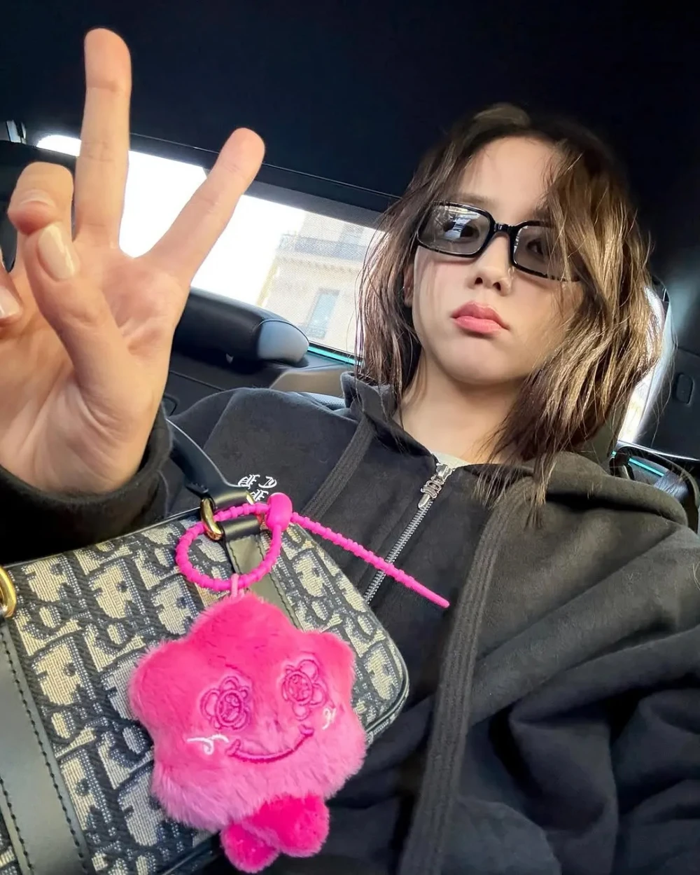 Kính vuông ngoại cỡ là biểu tượng của sự sắc sảo và tinh tế. Với những đường nét rõ ràng, góc cạnh mạnh mẽ, kiểu kính này mang đến cảm giác thời trang cao cấp và có phần quyền lực. Đây là lựa chọn lý tưởng cho những ai yêu phong cách tối giản nhưng vẫn muốn tạo dấu ấn rõ rệt. Mẫu kính này đặc biệt phù hợp với trang phục mang sự thanh lịch như blazer hay áo khoác dáng dài. Khi xuất hiện cùng bảng màu trung tính như đen, nâu, be hoặc xám, kiểu kính này giúp tổng thể trở nên sang trọng hơn - Ảnh: @sooyaaa__