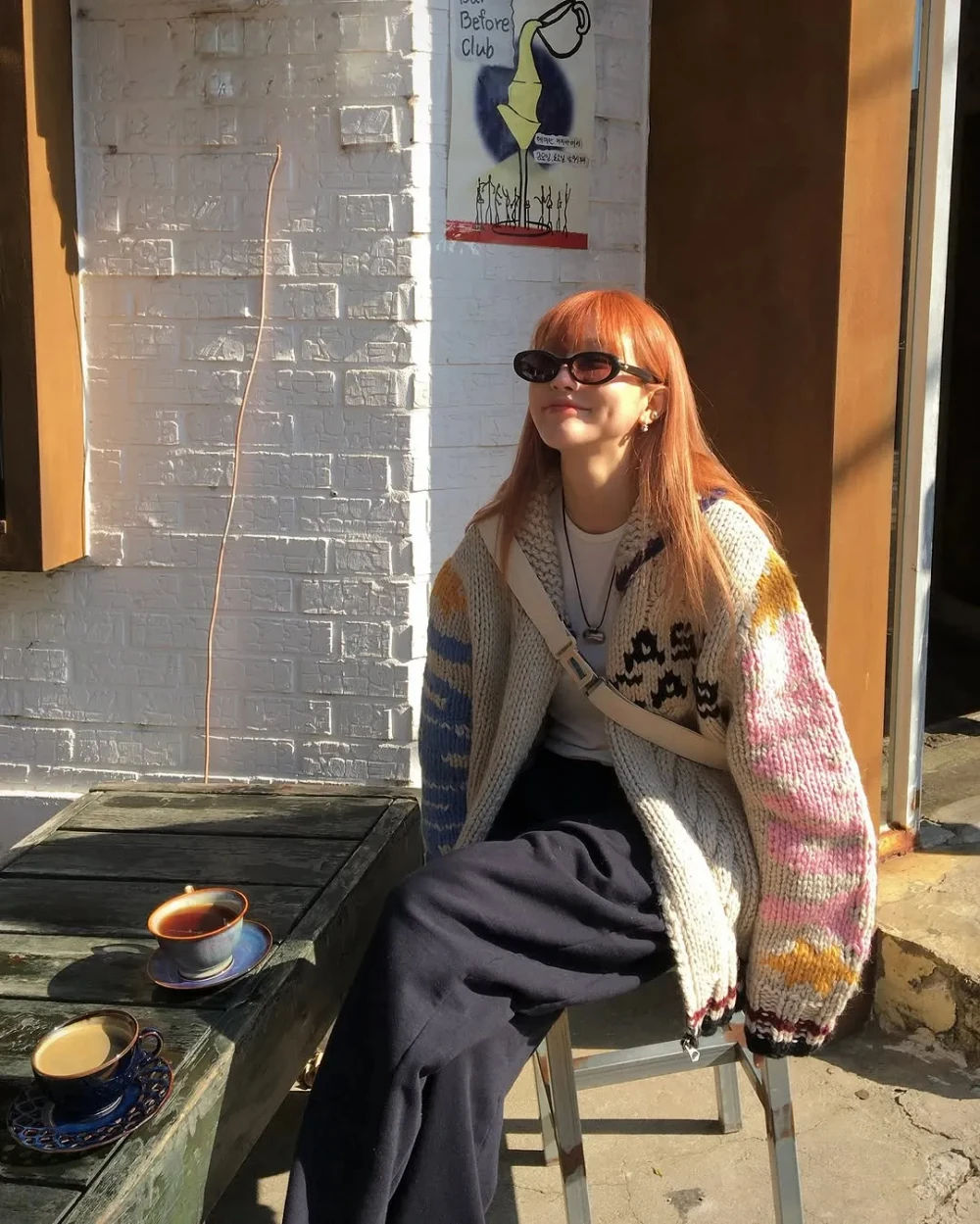 Ngoài ra, cách phối hợp với trang phục và kiểu tóc cũng đóng vai trò quan trọng. Những kiểu tóc gọn gàng như búi thấp, buộc đuôi ngựa hoặc tóc thẳng tự nhiên sẽ giúp kính trở thành trung tâm thị giác. Ngược lại, nếu trang phục đã nhiều chi tiết, nên chọn kính có thiết kế đơn giản để tránh rối mắt. Khi được lựa chọn và phối hợp đúng cách, kính râm ngoại cỡ không chỉ bảo vệ đôi mắt mà còn nâng tầm phong cách một cách tinh tế - Ảnh: @misochu