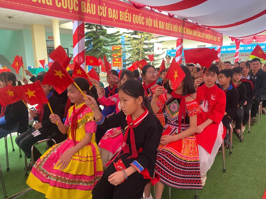 Các em học sinh tại xã Bạch Đích, Tuyên Quang rạng rỡ với trang phục truyền thống hân hoan dự lễ khởi công.