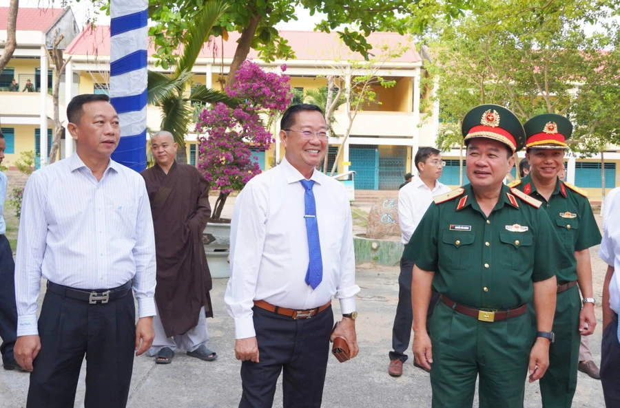 Ông Trần Quang Bảo, Giám đốc Sở Giáo dục và Đào tạo tỉnh An Giang, có mặt từ sớm để chuẩn bị cho sự kiện quan trọng. Ảnh: Yến Phương.