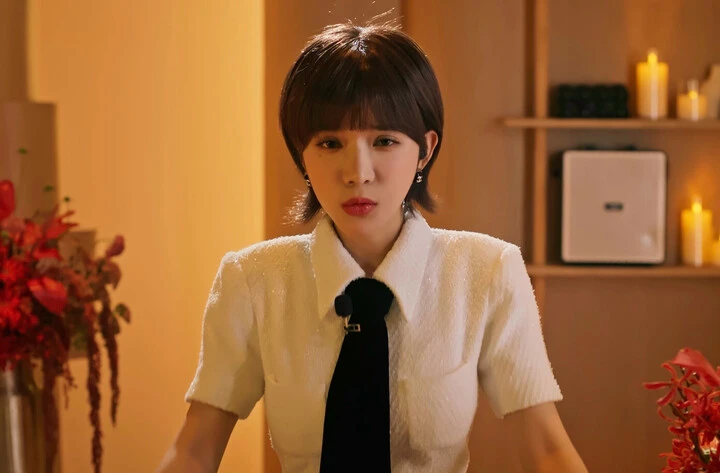 "Chị Bờ Vai" do LyLy thủ vai cũng gây ấn tượng bởi những câu thoại khi lắng nghe chuyện tình cảm của Nhật Hạ.