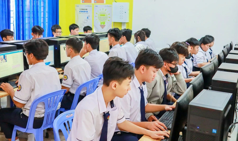 tphcm-go-ap-luc-truong-lop-khu-cong-nghiep-1.jpg