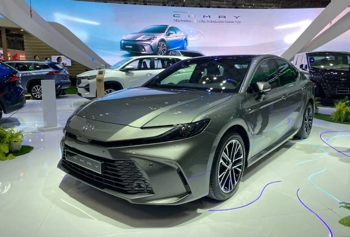 Toyota Camry Hybrid sở hữu động cơ mạnh mẽ nhưng vẫn duy trì mức tiêu thụ xăng ấn tượng.