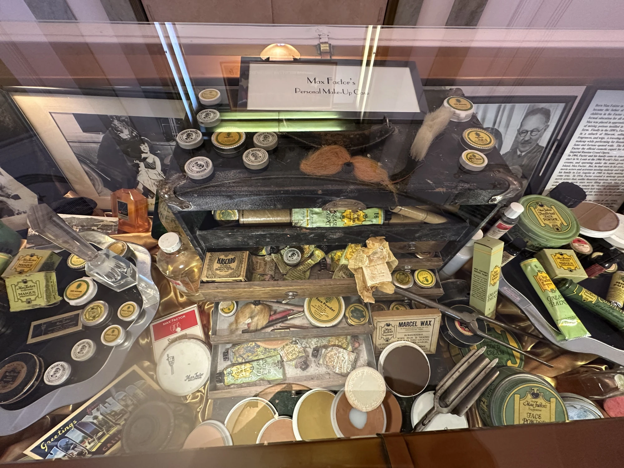 Các sản phẩm Max Factor được sử dụng để hoá trang cho diễn viên Hollywood được trưng bày tại bảo tàng Holywood . Ảnh: TV