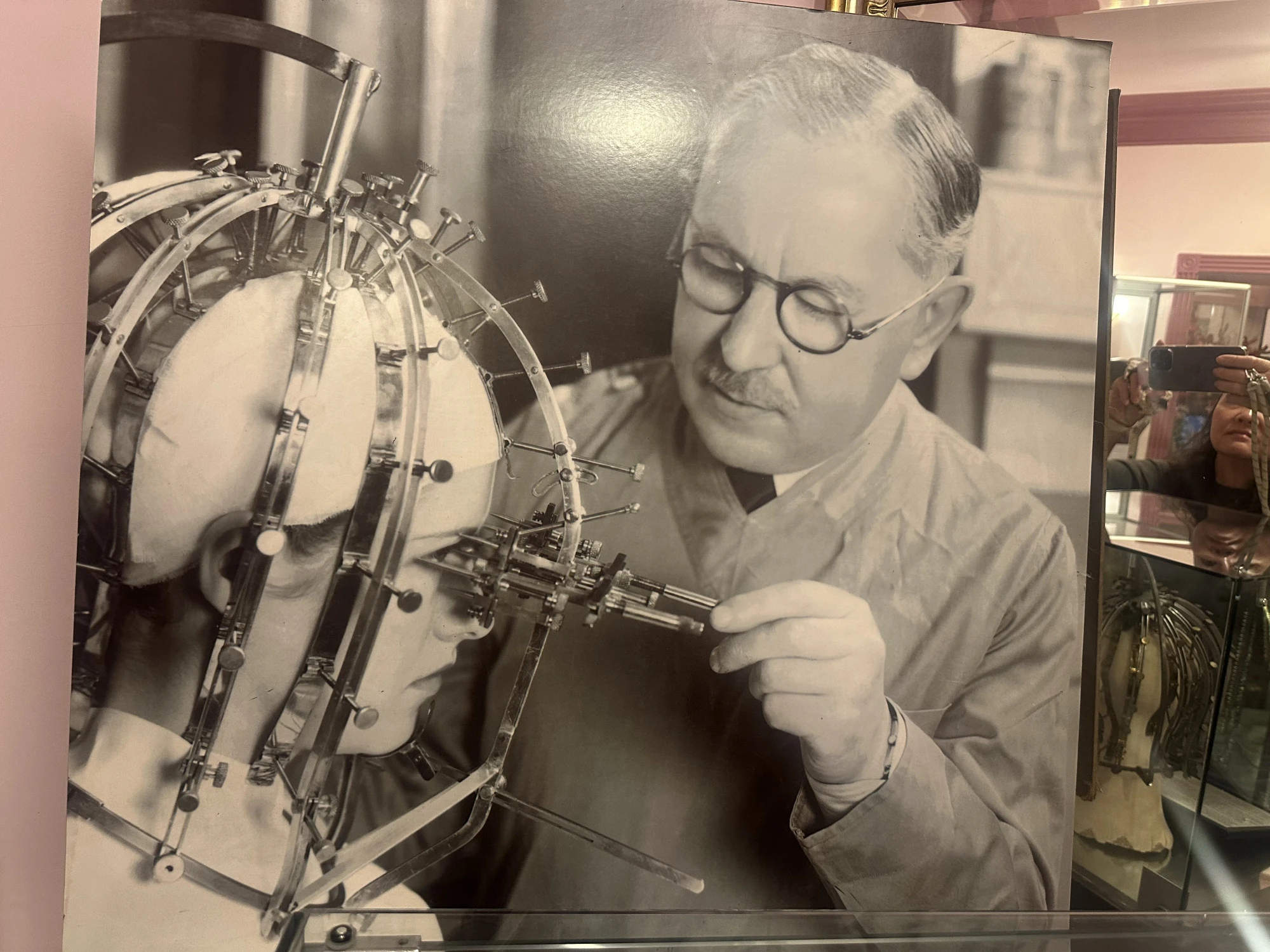 Max Factor và chiếc máy được chế tạo để phát hiện các khuyết điểm nhỏ trên khôn mặt nhằm 