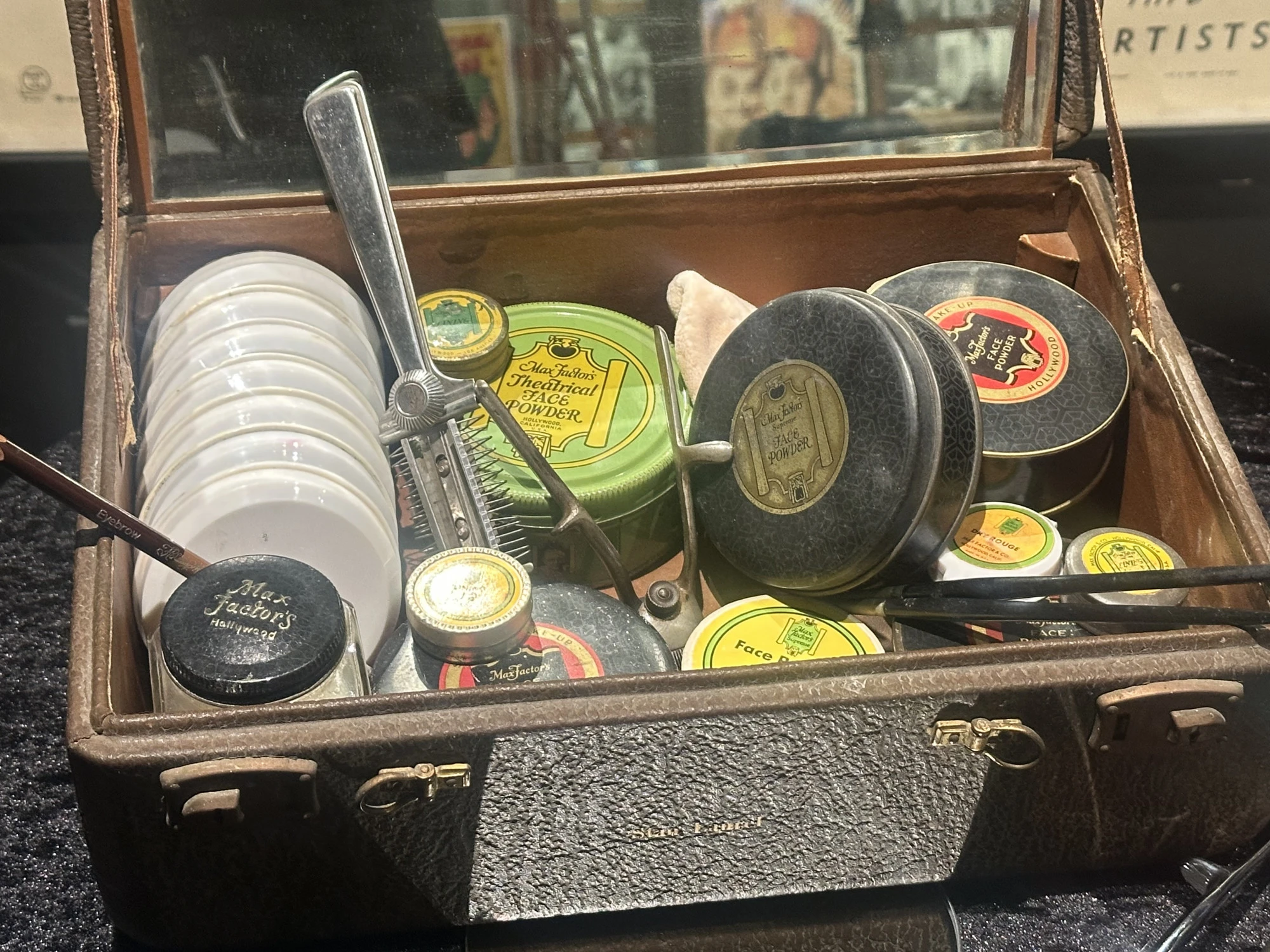 Các sản phẩm make up của Max Factor đang được lưu giữ tại Bảo tàng Hollywood ( Los Angeles)