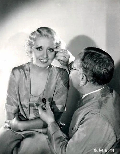 Max Factor đang trang điểm cho 