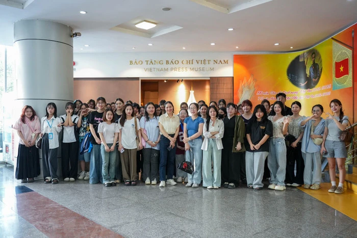 sv-di-thuc-te-tai-bao-tang-bao-chi.jpg