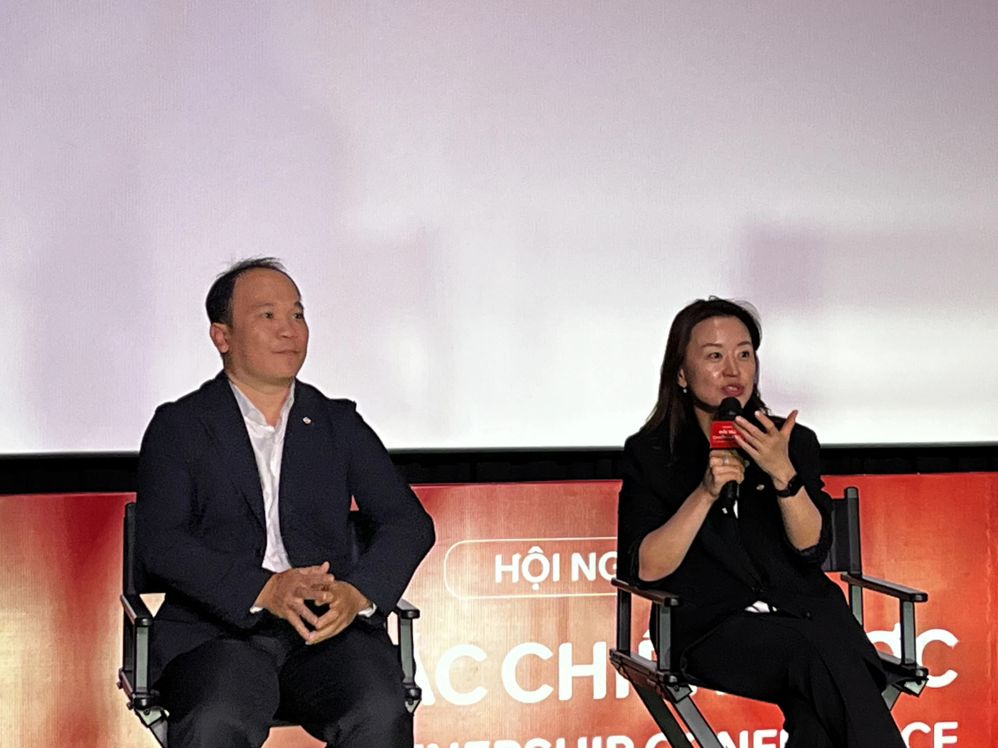 Ông Nguyễn Hoàng Hải và bà Jeong Jiyoung tại sự kiện chiều 10/3