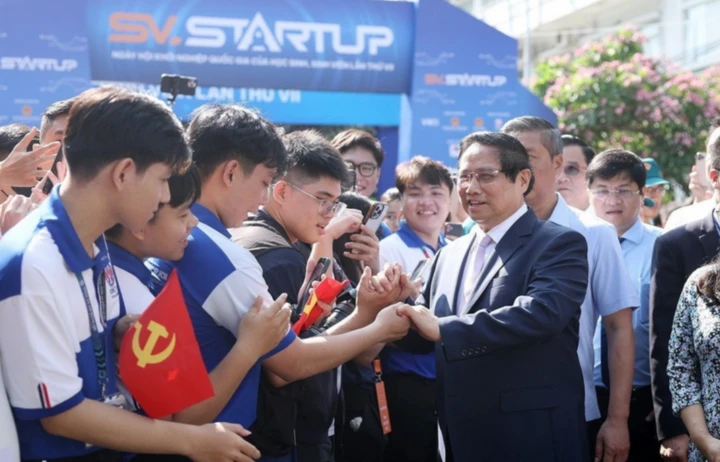 Thủ tướng Phạm Minh Chính với học sinh, sinh viên tham dự Ngày hội Khởi nghiệp quốc gia của học sinh, sinh viên lần thứ 7. (Ảnh: Dương Giang/TTXVN)