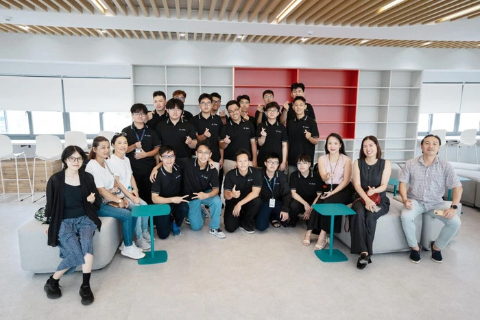 Phụ huynh và sinh viên tham quan cơ sở vật chất dành cho sinh viên khi theo học chương trình liên kết Cử nhân Kỹ thuật Quốc tế giữa Trường Đại học Bách khoa - Đại học Quốc gia Thành phố Hồ Chí Minh (HCMUT) và Đại học Công nghệ Sydney (UTS). Ảnh: HCMUT